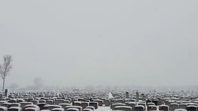 暴风雪黄昏下的巨大墓地视频下载
