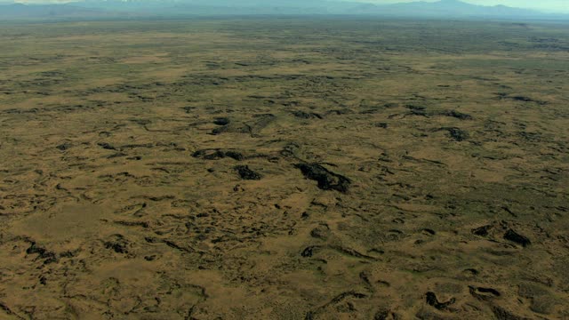 美国爱达荷航空火山口火山口熔岩沙漠性质视频素材
