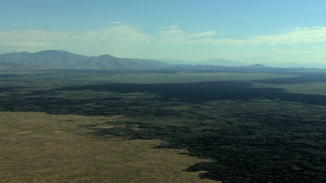 美国爱达荷州航空岩石熔岩火山口沙漠自然视频素材