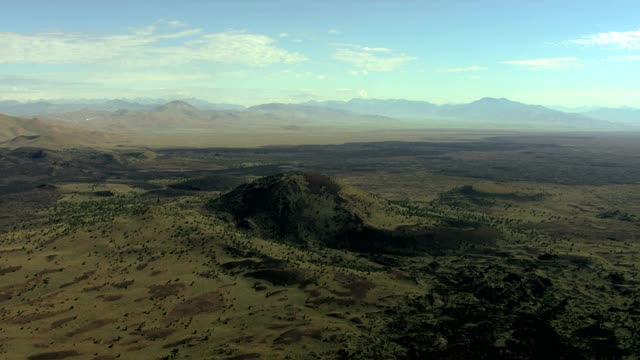 美国爱达荷航空火山口植被岩浆火山徒步旅行视频素材