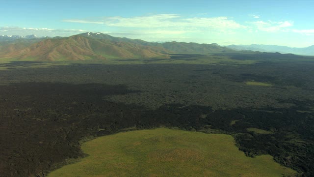 美国爱达荷航空火山口植被岩浆火山徒步旅行视频下载