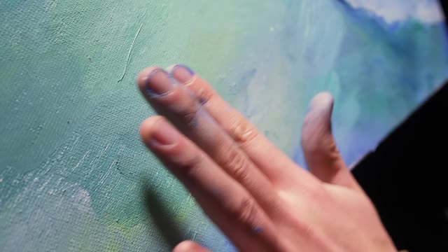 临摹画家用海洋中的船画海景。工匠装饰师用丙烯酸油的颜色绘制了蓝色海面上的船帆。画手指、刷子、刀。视频下载