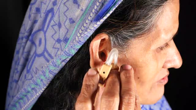 助听器概念，有听力问题的资深女性。视频下载