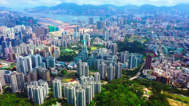 无人机拍摄的晴天空中九龙全景，香港视频下载