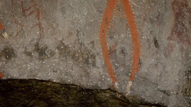 展示非人类的古代岩石艺术视频素材