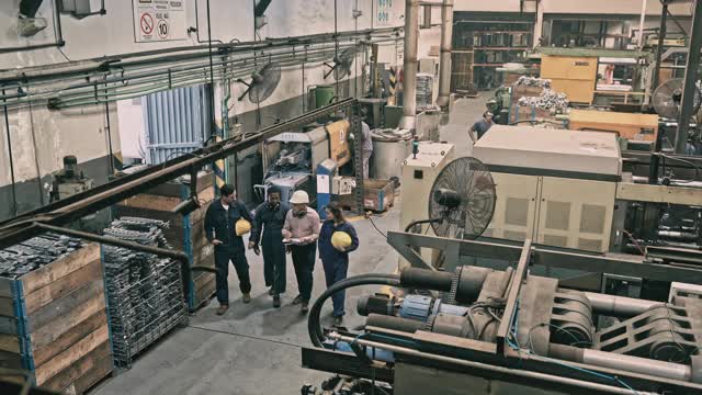 高级工头和同事走过铸造厂视频素材