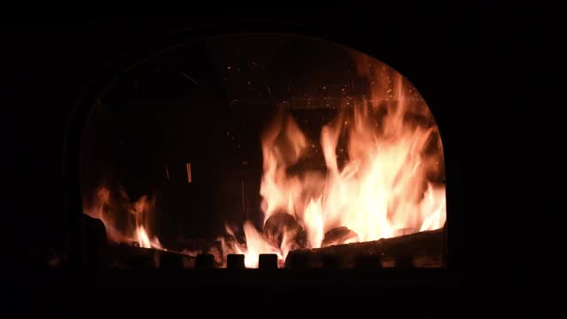 半圆形壁炉中燃烧着火花的火焰视频素材