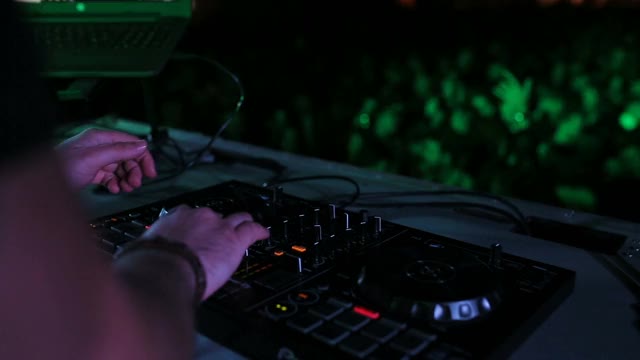 DJ在晚会上演奏和混音音乐视频素材