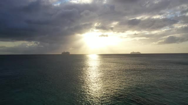 日落时分的加勒比巡航船(向前上升)视频下载