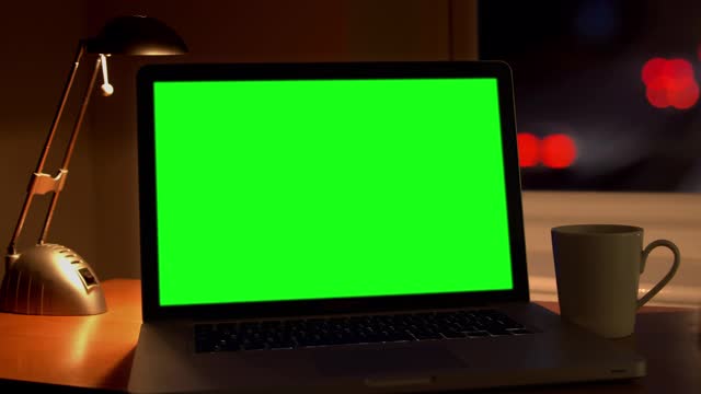 彩色键绿屏笔记本电脑通过窗口往家赶。视频下载