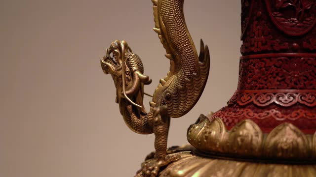中国古代雕刻漆器花瓶金龙手柄特写视频下载