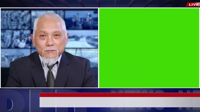 4K视频:资深亚洲新闻广播员用绿色屏幕显示模拟使用突发新闻视频下载
