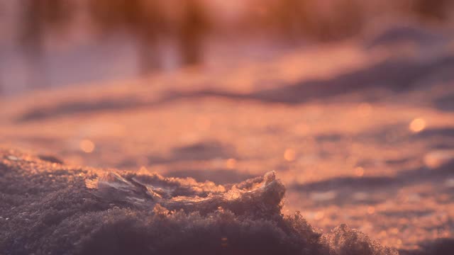 冬天雪地里的肥皂泡。表面的冰的图案视频素材