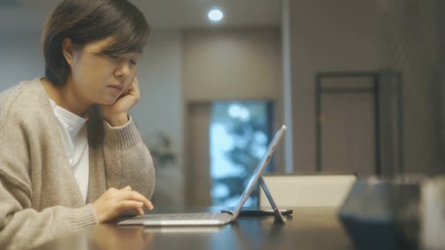 亚洲女性在家里使用笔记本电脑视频素材