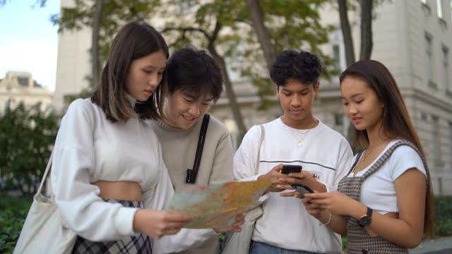 看地图的亚洲青少年游客视频下载