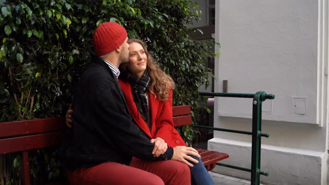 微笑的夫妇坐在户外，用手机视频素材