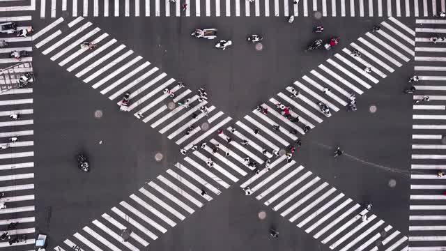 T/L无人机视角的城市街道十字路口视频下载