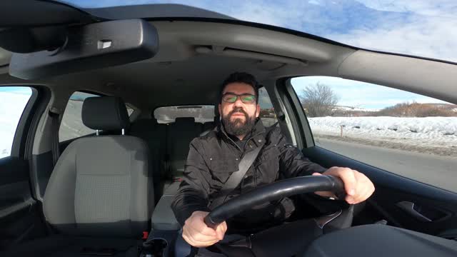 男性在假期的公路旅行。司机开车的4k视频视频素材