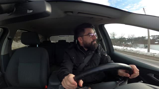 男性在假期的公路旅行。司机开车的4k视频视频素材