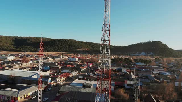 通信基站塔在圣胡安尼托，奇瓦瓦，墨西哥，在Sierra Madres，山城，镇下面，无人机视频剪辑视频素材