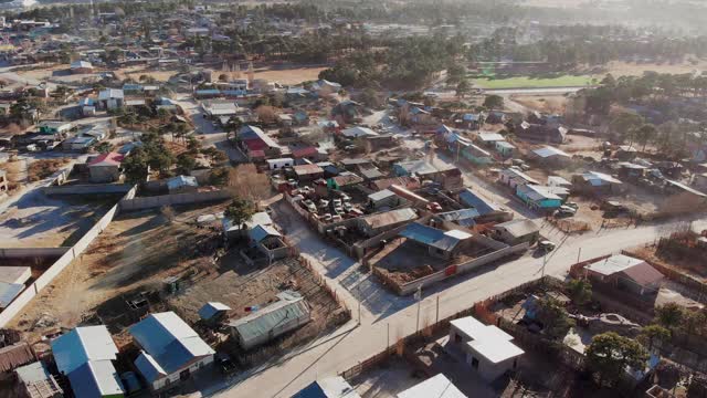 墨西哥奇瓦瓦的圣华尼托旅游小镇，生活贫困，遭受干旱和新冠肺炎的打击，无人机视频剪辑视频下载