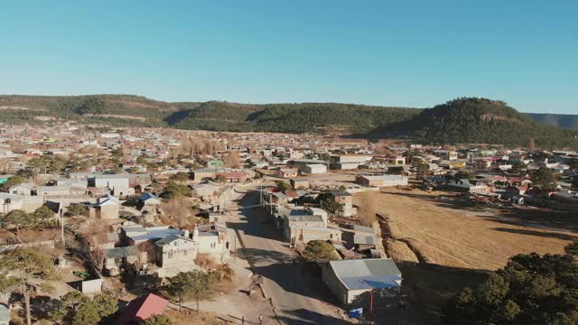 墨西哥奇瓦瓦的圣华尼托旅游小镇，生活贫困，遭受干旱和新冠肺炎的打击，无人机视频片段视频素材