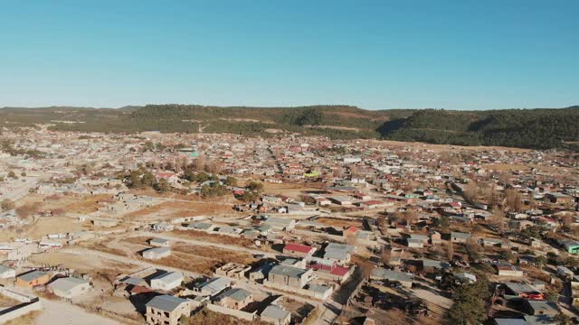墨西哥奇瓦瓦的圣华尼托旅游小镇，生活贫困，遭受干旱和新冠肺炎的打击，无人机视频片段视频下载