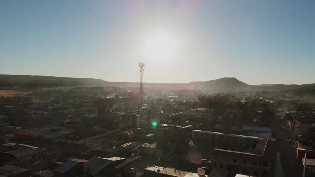 一个通信基站塔在圣胡安尼托，奇瓦瓦，墨西哥，在Sierra Madres，山城，镇下面，无人机视频剪辑视频素材