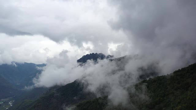 山上的云延时视频素材