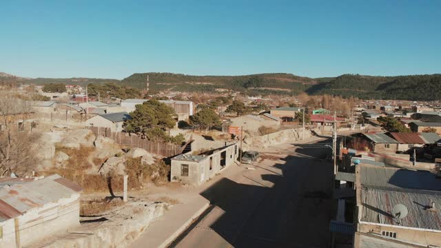 墨西哥奇瓦瓦的圣华尼托旅游小镇，生活贫困，遭受干旱和新冠肺炎的打击，无人机视频片段视频素材