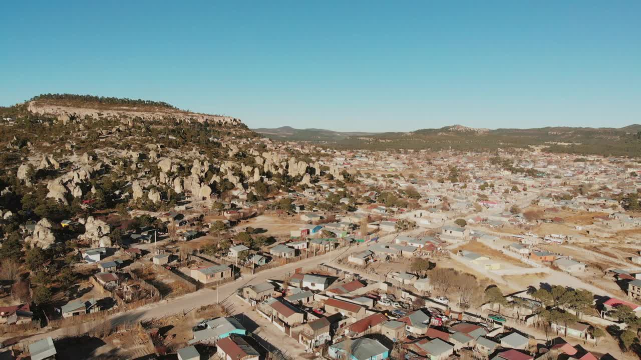 令人难以置信的无人机视频火山口周围的小镇圣华尼托，奇瓦瓦，马德雷山，铜峡谷，墨西哥视频素材