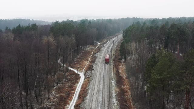 冬季森林货运列车鸟瞰图。视频素材