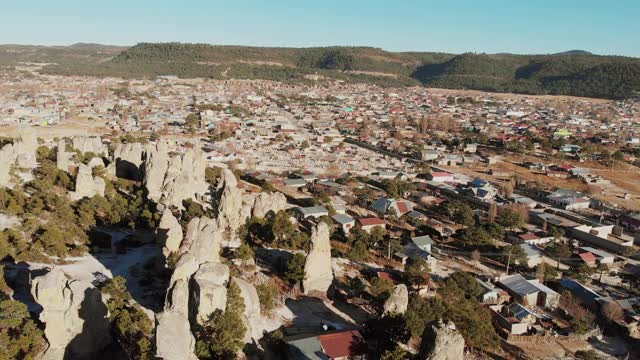 令人难以置信的无人机视频火山口周围的小镇圣胡安尼托，奇瓦瓦，马德雷山脉，铜峡谷，墨西哥视频下载