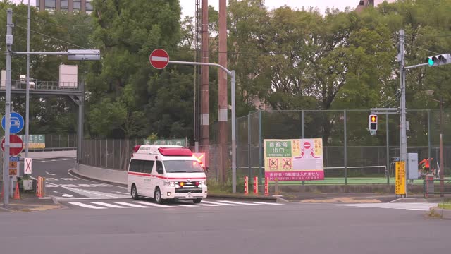 救护车在日本东京的街道上向左行驶视频素材