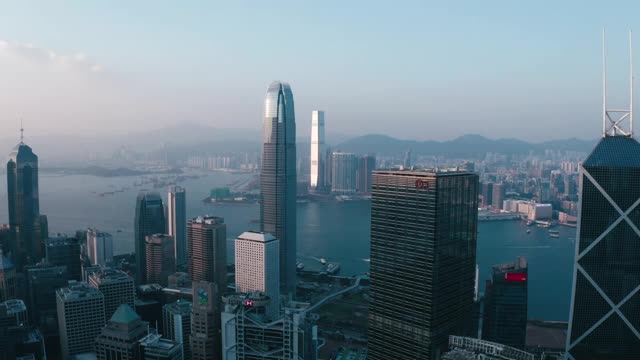 俯视图香港城市全景。无人机拍摄的摩天大楼视频下载