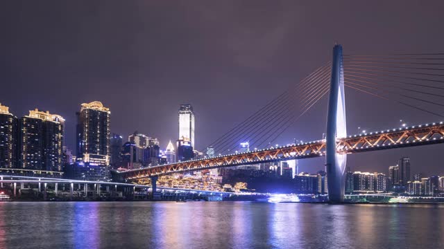 中国重庆的前门大桥和城市天际线视频下载