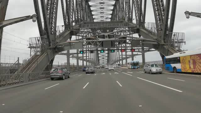 行驶在悉尼海港大桥上，车水两用视频下载