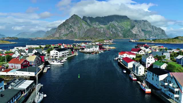 挪威罗浮敦群岛上的一个渔村，以其典型的红房子和自然美景而深受游客欢迎。股票视频视频素材