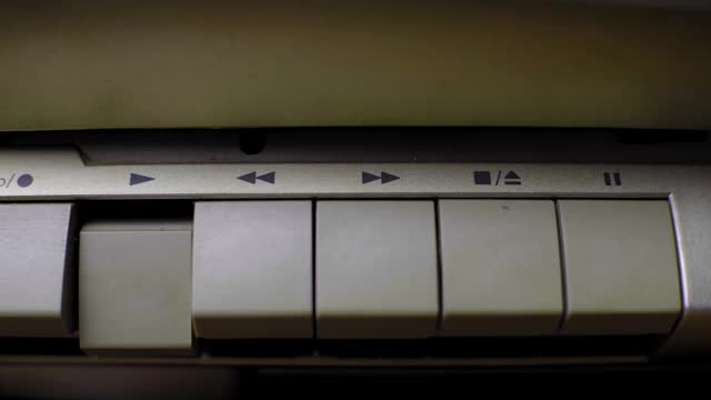 手指按下老式磁带播放器上的停止按钮，关上视频素材