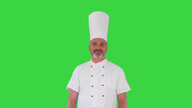 一名男厨师在绿屏上对着镜头微笑视频素材