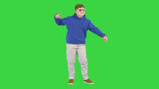 快乐的男孩在阴影跳舞真的很酷的绿色屏幕，色度钥匙视频下载