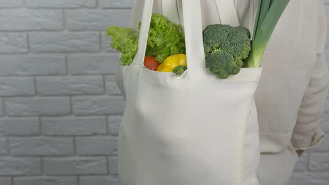 棉花购物者与蔬菜。视频下载
