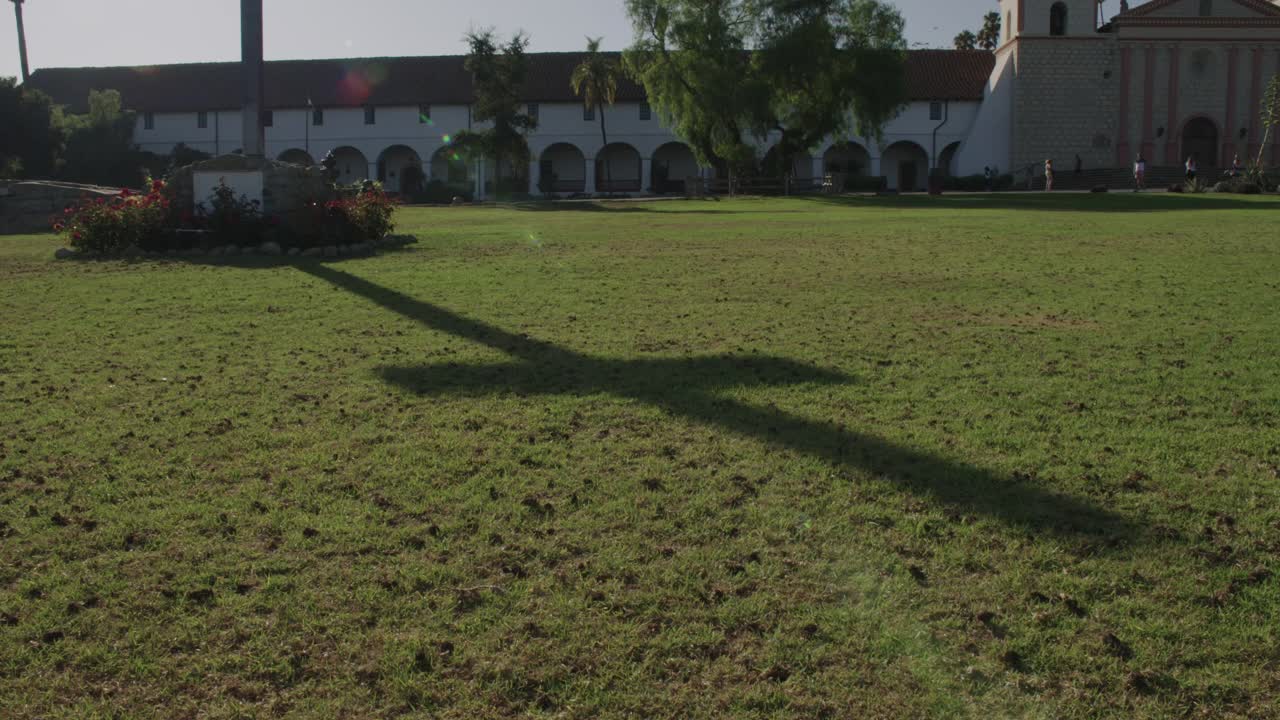 横跨草坪的影子/圣巴巴拉，加利福尼亚州，美国视频素材