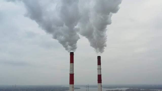 旧工业发电厂造成的空气污染和全球变暖。视频素材