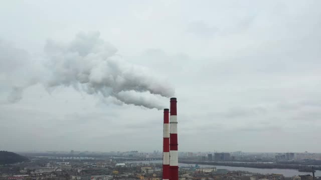 旧工业发电厂造成的空气污染和全球变暖。视频素材