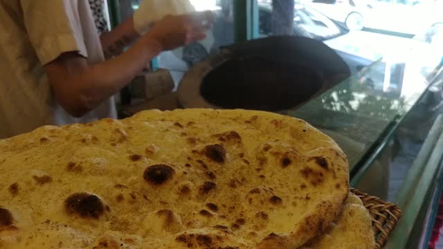 皮塔面包，阿拉伯面包，叙利亚面包，阿拉伯库布兹面包，坦杜尔的印度扁面包视频素材