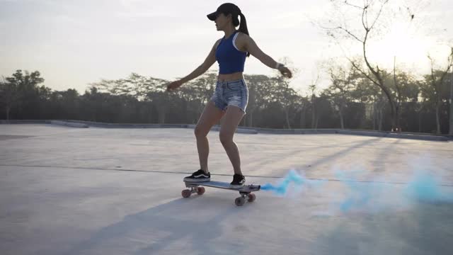 亚洲妇女在美丽的夏天在户外冲浪或滑冰。视频下载