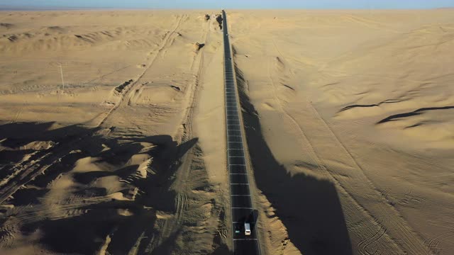 汽车在戈壁沙漠上行驶的实时/鸟瞰图视频下载