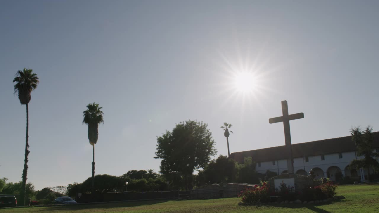 横跨草坪的影子/圣巴巴拉，加利福尼亚州，美国视频素材