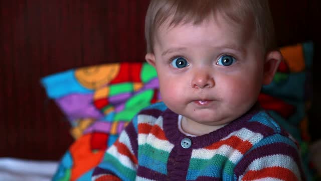 婴儿在婴儿床里哭泣的特写视频素材